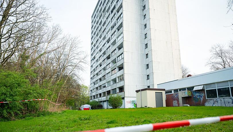 Die Polizei hat weitere Verdächtige im Zusammenhang mit dem tödlichen Sturz eines 15-Jährigen festgenommen.