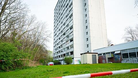 Die Polizei hat weitere Verdächtige im Zusammenhang mit dem tödlichen Sturz eines 15-Jährigen festgenommen.