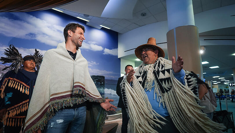 Thomas Müller wird in Kanada vom Häuptling der Musqueam First Nation, Wayne Sparrow (r.), begrüßt.