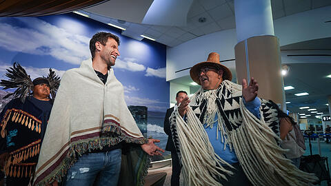 Thomas Müller wird in Kanada vom Häuptling der Musqueam First Nation, Wayne Sparrow (r.), begrüßt.