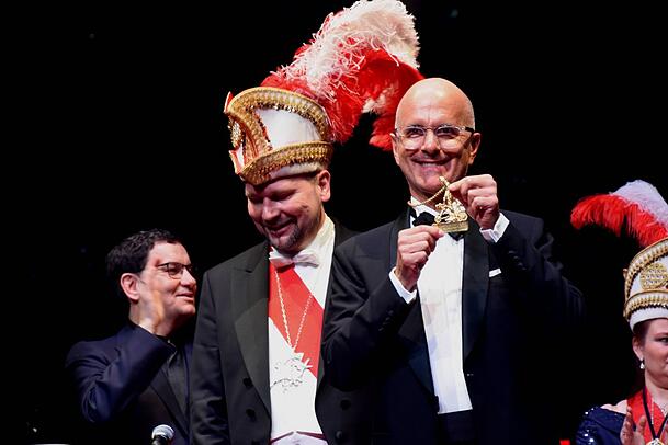 Laudator Moritz Netenjakob (v.l.) und Narrhalla-Präsident Matthias Stolz mit dem diesjährigen Träger des Karl-Valentin-Ordens, Schauspieler Christoph Maria Herbst. Laudator Moritz Netenjakob (v.l.) und Narrhalla-Präsident Matthias Stolz mit dem diesjährigen Träger des Karl-Valentin-Ordens, Schauspieler Christoph Maria Herbst.