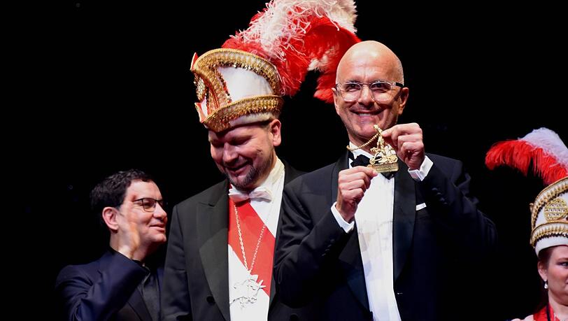 Laudator Moritz Netenjakob (v.l.) und Narrhalla-Pr&auml;sident Matthias Stolz mit dem diesj&auml;hrigen Tr&auml;ger des Karl-Valentin-Ordens, Schauspieler Christoph Maria Herbst.