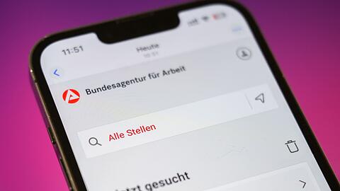 Die Arbeitslosigkeit in Deutschland ist im Februar leicht gesunken, die Zahl der Arbeitslosen bleibt aber oberhalb der Grenze von drei Millionen.