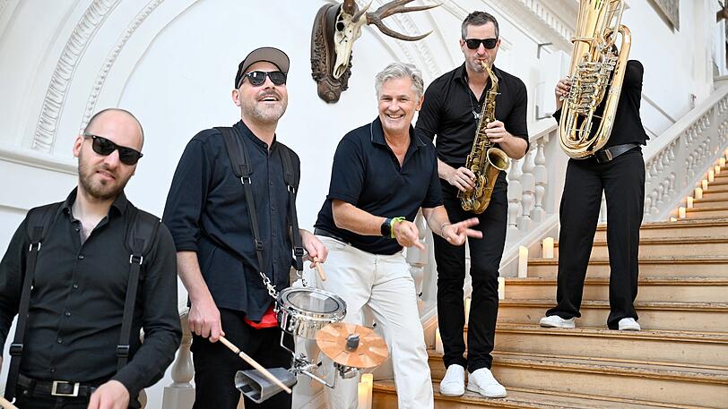 Schauspieler Timothy Peach posiert mit Band Schauspieler Timothy Peach posiert mit Band
