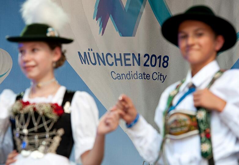 Zwischen den Live-Übertragungen wird ein buntes Rahmenprogramm geboten.