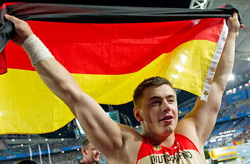 Mit 21 Jahren holt David Storl Gold im Kugelstoßen. Es ist das erste Mal, dass ein Deutscher bei der Leichtathletik-WM im Kugelstoßen den Titel holt.
