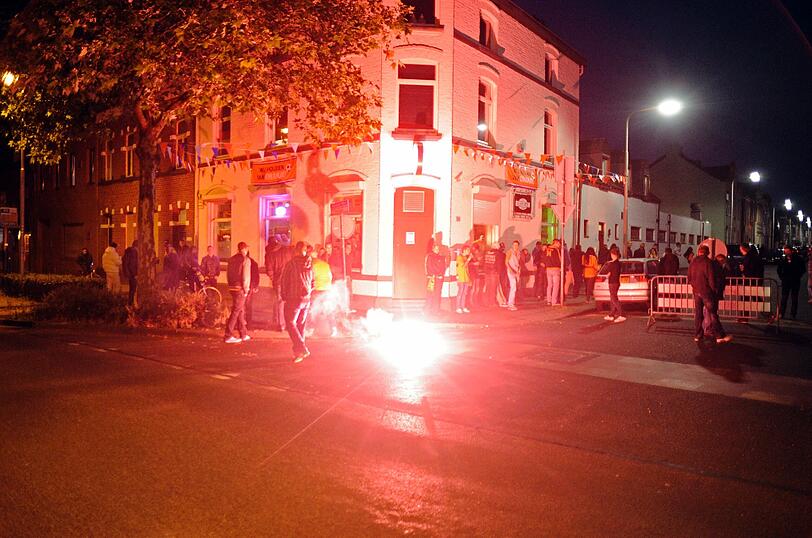 Miese Laune in orange: Bei den Holland-Anhängern ist nach dem fulminanten Sieg der DFB-Elf die Stimmung am Boden. Die Bilder