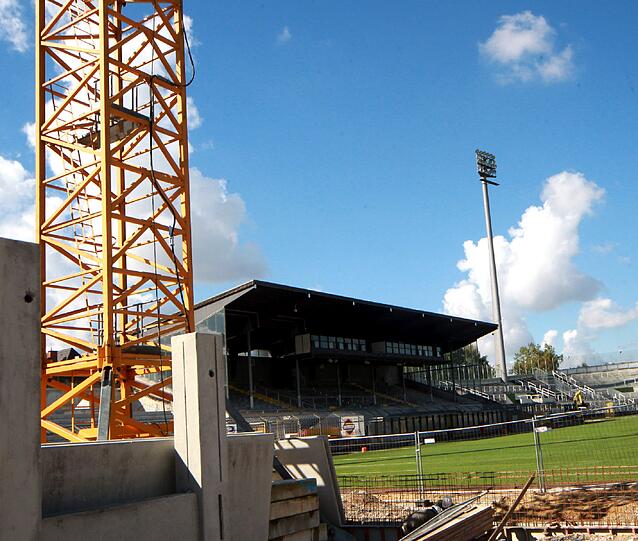 Der Rollrasen wächst an, die Heizung darunter ist installiert, im Juli 2013 soll das alte Grünwalder Stadion dann ein "neues Schmuckstück für alle Fußballfans" sein. Die Bilder vom Baustellenrundgang