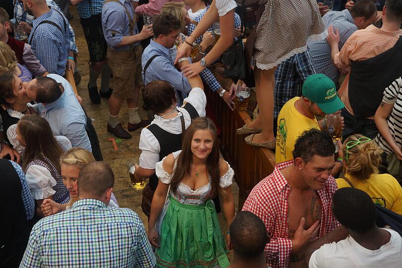 Auf der Wiesn geht?s wieder rund! Seit Samstag feiern die Münchner und Touristen auf der Wiesn. Die besten Wiesn-Bilder vom Samstag.