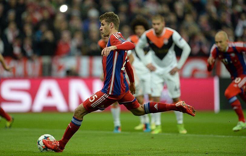 Elfmeter für die Bayern. Thomas Müller setzt zum Schuß an ...