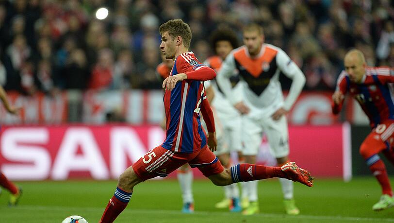 Elfmeter für die Bayern. Thomas Müller setzt zum Schuß an ... Elfmeter für die Bayern. Thomas Müller setzt zum Schuß an ...