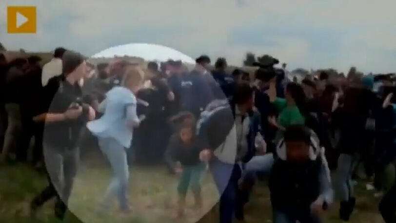 Unglaubliche Szenen an der ungarischen Grenze: Eine Kamerafrau des ausländerfeindlichen Senders N1TV tritt nach Flüchtlingen. Unten sehen Sie die Aktion im Video. Unglaubliche Szenen an der ungarischen Grenze: Eine Kamerafrau des ausländerfeindlichen Senders N1TV tritt nach Flüchtlingen. Unten sehen Sie die Aktion im Video.