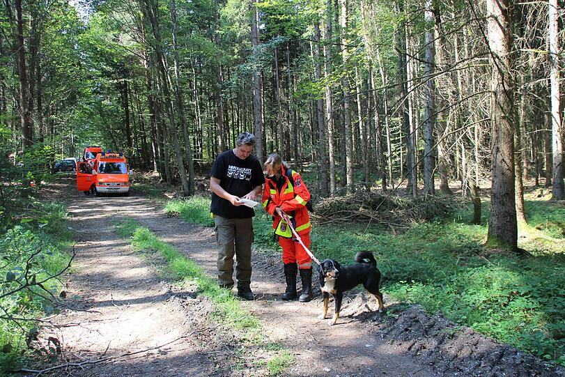 Die Rettungshundestaffel der Freiwilligen Feuerwehr Aschheim beim Training in Garching.
