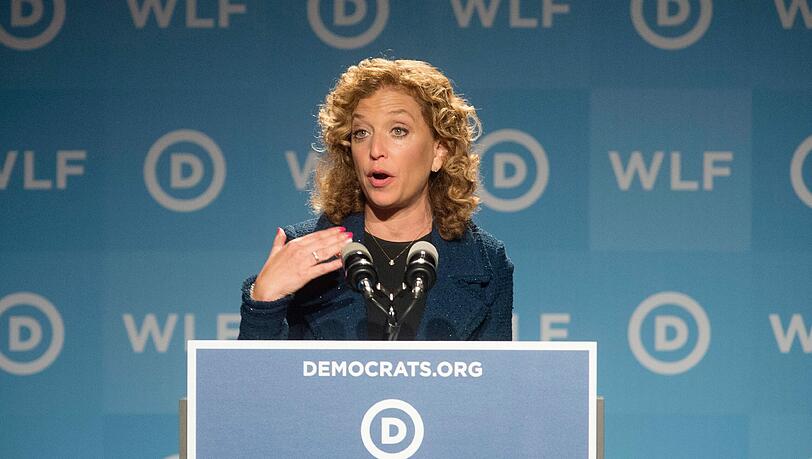 Voreingenommen? Die Parteichefin der US-Demokraten Debbie Wasserman Schultz kündigt ihren Rücktritt an. Voreingenommen? Die Parteichefin der US-Demokraten Debbie Wasserman Schultz kündigt ihren Rücktritt an.