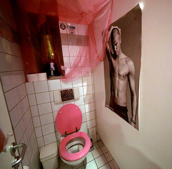 Auch Frauen kommen her &ndash; und auch die sollen&rsquo;s nett haben, darum hängt nicht nur ein David-Beckham-Poster auf der Toilette.