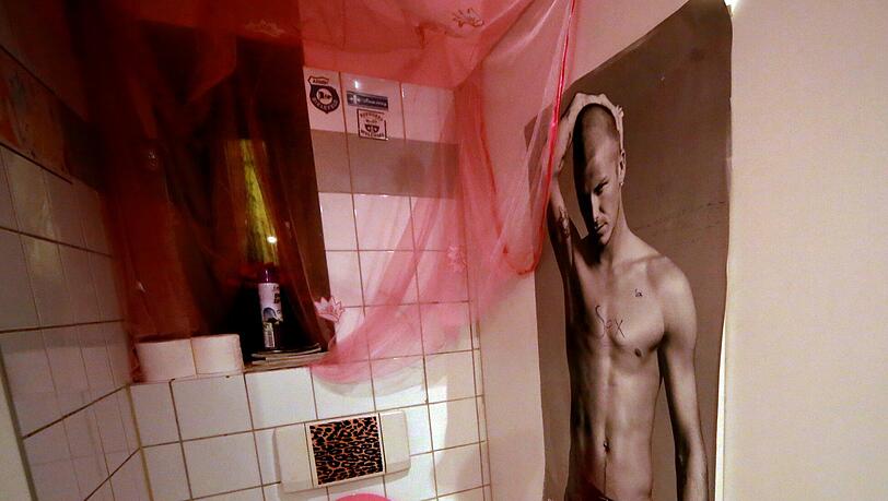 Auch Frauen kommen her &ndash; und auch die sollen&rsquo;s nett haben, darum hängt nicht nur ein David-Beckham-Poster auf der Toilette.