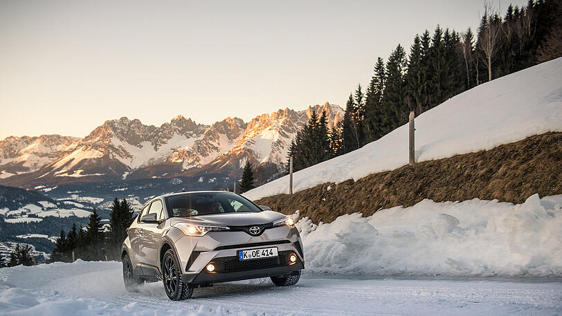 Trotz fehlenden Allradantriebs beim Hybrid kommt der C-HR auch auf unbefestigten Wegen gut voran.