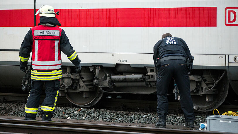 Am Dortmunder Hauptbahnhof ist ein ICE aus noch ungeklärter Ursache entgleist. Die Bilder vom Unglück.