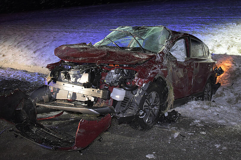 Ein Mann ist am Donnerstagabend in Stetten (Landkreis Mühldorf) mit seinem Auto von der Straße abgekommen. Der Wagen war nach dem Unfall schrottreif.