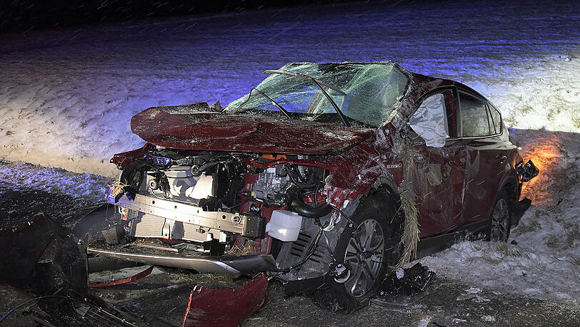 Ein Mann ist am Donnerstagabend in Stetten (Landkreis Mühldorf) mit seinem Auto von der Straße abgekommen. Der Wagen war nach dem Unfall schrottreif. Ein Mann ist am Donnerstagabend in Stetten (Landkreis Mühldorf) mit seinem Auto von der Straße abgekommen. Der Wagen war nach dem Unfall schrottreif.