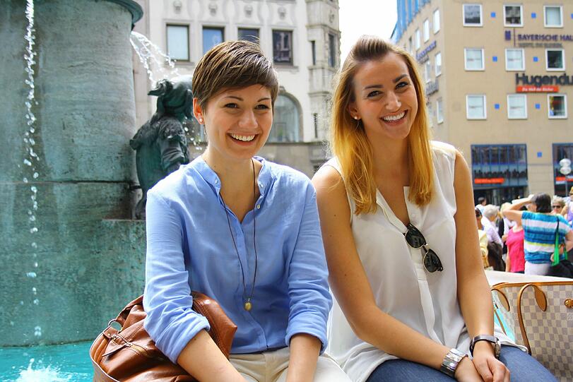 "Dann kaufen wir im Geiste eine teure Tasche, die wir uns nicht leisten können - noch nicht", erklären sie. Und lachen - ziemlich charmant.