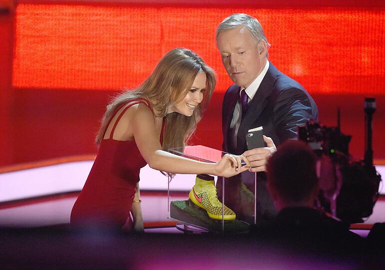 Mandy Capristo und Johannes B. Kerner mit einem Selfie mit dem WM-Schuh.