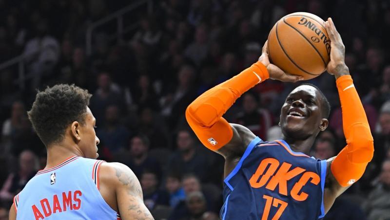 Oklahomas Dennis Schröder (r) konnte die Niederlage gegen seinen Ex-Club nicht verhindern. Oklahomas Dennis Schröder (r) konnte die Niederlage gegen seinen Ex-Club nicht verhindern.