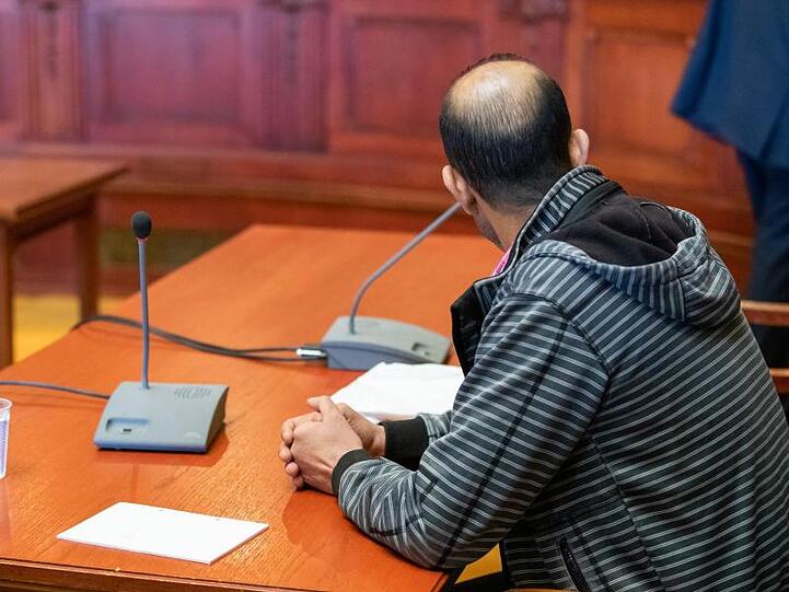 Der wegen Mordes angeklagte Marokkaner zu Verhandlungsbeginn im Sitzungssaal im Landgericht Bayreuth.