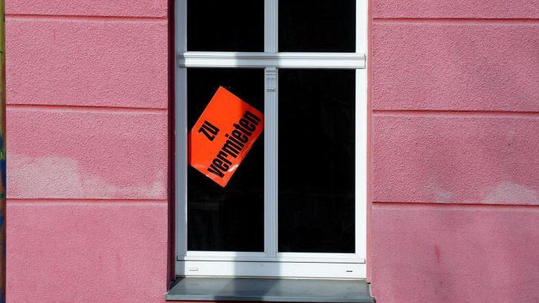 Eine Wohnung wird in einem Haus zur Miete angeboten. Foto: Ralf Hirschberger/zb/dpa/Archivbild