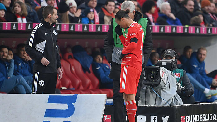 Sané wartet, bis sich der Zugang in Richtung Spielertunnel öffnet.