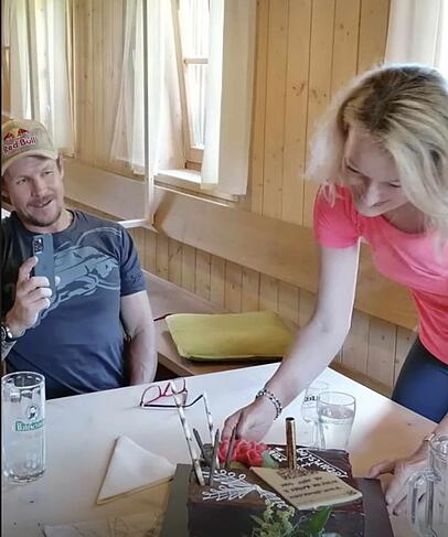 Felix Baumgartner feierte mit Monika Gruber ihren 50. Geburtstag.