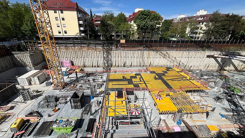 Es wird gearbeitet auf der Baustelle, die so lange stillstand: Die Bodenplatte ist bereits zu zwei Dritteln fertig.