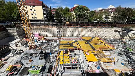 Es wird gearbeitet auf der Baustelle, die so lange stillstand: Die Bodenplatte ist bereits zu zwei Dritteln fertig.