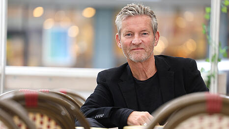 Schauspieler Philipp Moog (64) ist in M&uuml;nchen geboren und liebt die Stadt noch immer. Hier trifft er die AZ im Caf&eacute; Jasmin.