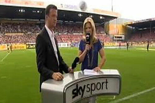 Jessica Kastrop (links) und der sich nähernde Ball (oben)