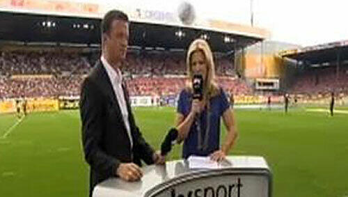 Jessica Kastrop (links) und der sich nähernde Ball (oben) Jessica Kastrop (links) und der sich nähernde Ball (oben)