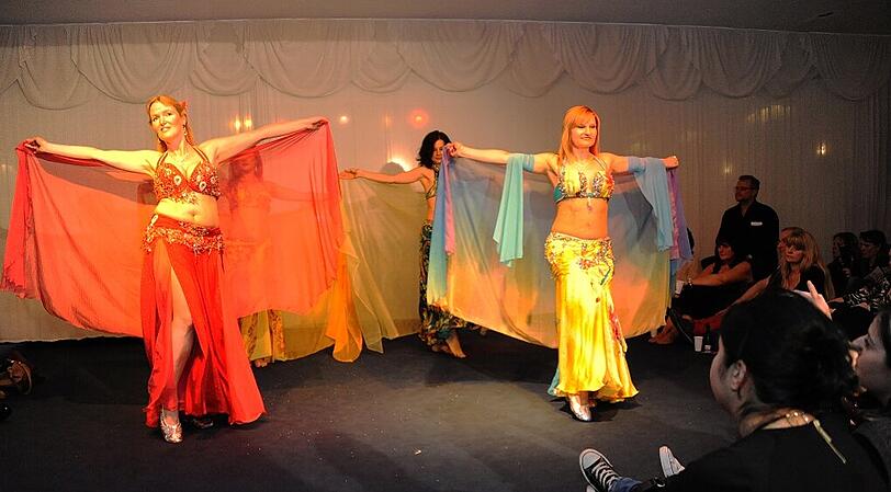 Die Performance bringt Farbe in die Nacht.