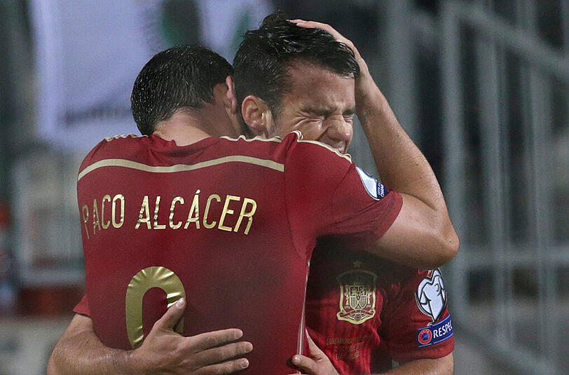 Tränenreicher Jubel: Paco Alcacer und Juan Bernat feiern den Treffer zum 4:0.