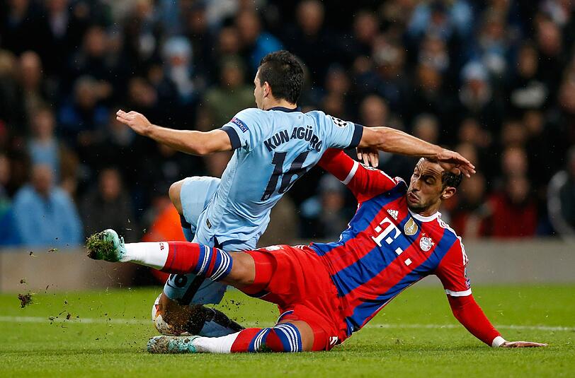Tapsige Vorstellung von Mehdi Benatia: In der 21. Minute foulte er ManCity-Stürmer Sergio Agüero im Strafraum. Es gab rot und Elfmeter.