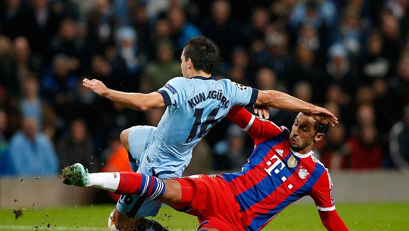 Tapsige Vorstellung von Mehdi Benatia: In der 21. Minute foulte er ManCity-Stürmer Sergio Agüero im Strafraum. Es gab rot und Elfmeter. Tapsige Vorstellung von Mehdi Benatia: In der 21. Minute foulte er ManCity-Stürmer Sergio Agüero im Strafraum. Es gab rot und Elfmeter.