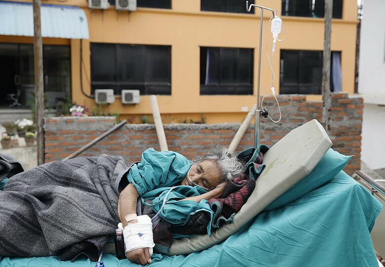 Ausnahmezustand in Kathmandu: Nach dem schwersten Erdbeben seit über 80 Jahren wurde in Nepal der Notstand ausgerufen. Die erschütternden Bilder.