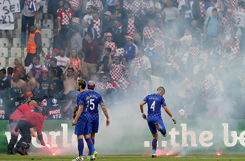 Kroatische "Fans" sind beim Spiel gegen Tschechien völlig ausgerastet. Die Bilder.