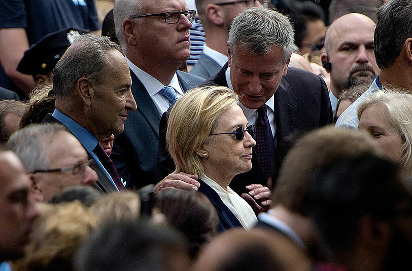 Eine sichtlich angeschlagene Hillary Clinton mit New Yorks Bürgermeister Bill de Blasio bei der 9/11-Gedenkfeier.