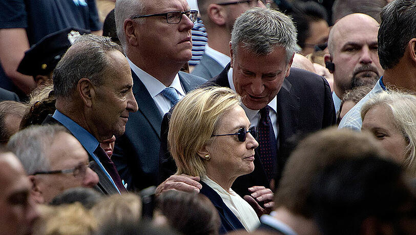 Eine sichtlich angeschlagene Hillary Clinton mit New Yorks Bürgermeister Bill de Blasio bei der 9/11-Gedenkfeier. Eine sichtlich angeschlagene Hillary Clinton mit New Yorks Bürgermeister Bill de Blasio bei der 9/11-Gedenkfeier.