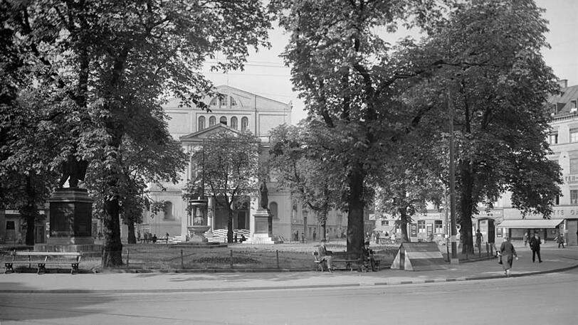 1941 ging's nur außenrum: Über den Gärtnerplatz können Fußgänger noch nicht immer gehen.