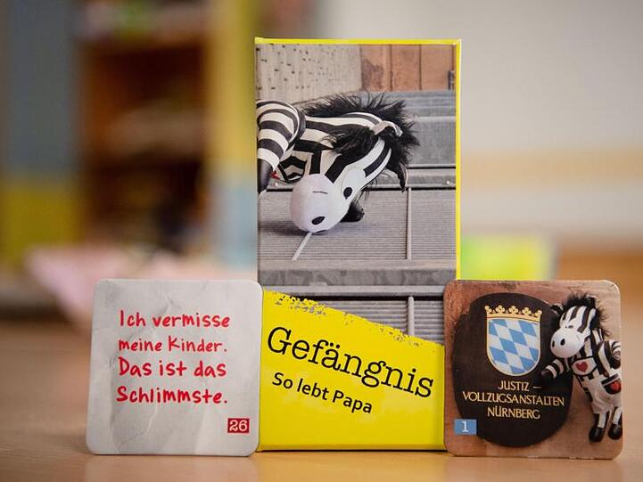 Das Memory-Spiel "Gefängnis - So lebt Papa" liegt auf einem Tisch in der JVA. Foto: Nicolas Armer/Archivbild