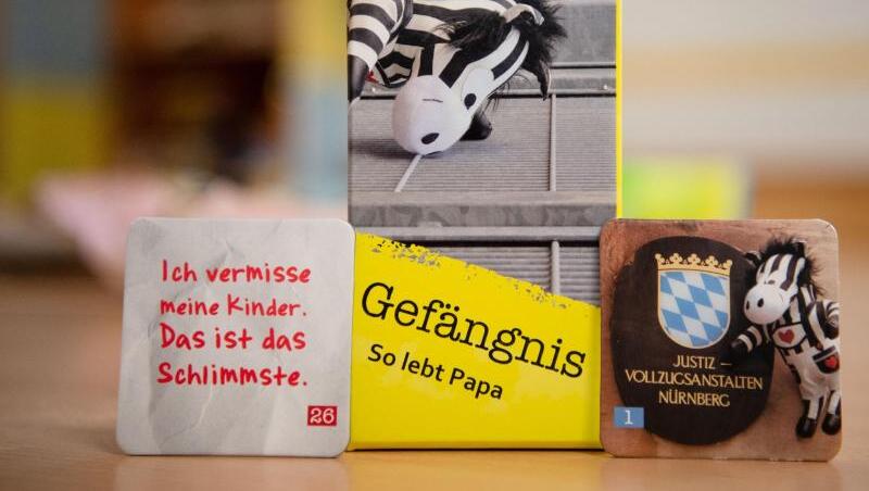Das Memory-Spiel "Gefängnis - So lebt Papa" liegt auf einem Tisch in der JVA. Foto: Nicolas Armer/Archivbild Das Memory-Spiel "Gefängnis - So lebt Papa" liegt auf einem Tisch in der JVA. Foto: Nicolas Armer/Archivbild