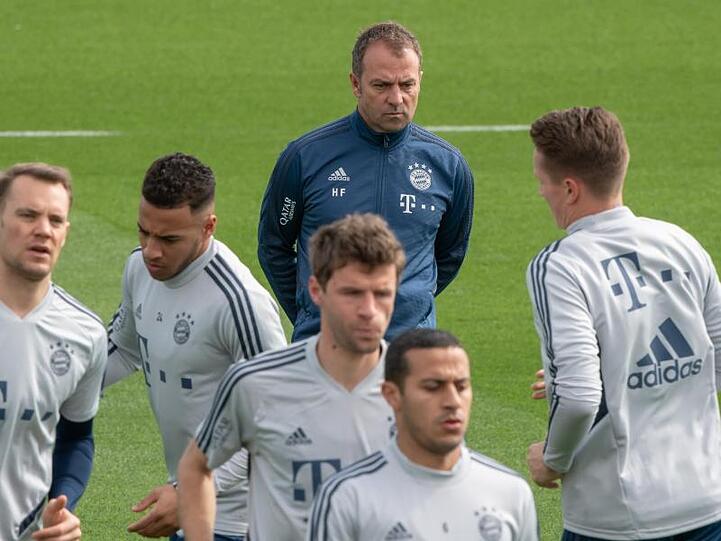 Für Bayern-Coach Hansi Flick (hinten) ist Neuer noch immer der "weltbeste Torhüter".