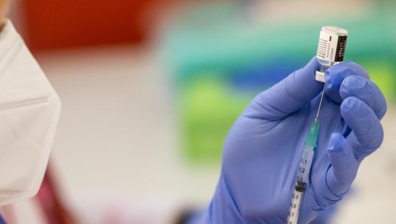Eine Impfung mit dem Impfstoff von Biontech/Pfizer wird vorbereitet. (Archivbild).