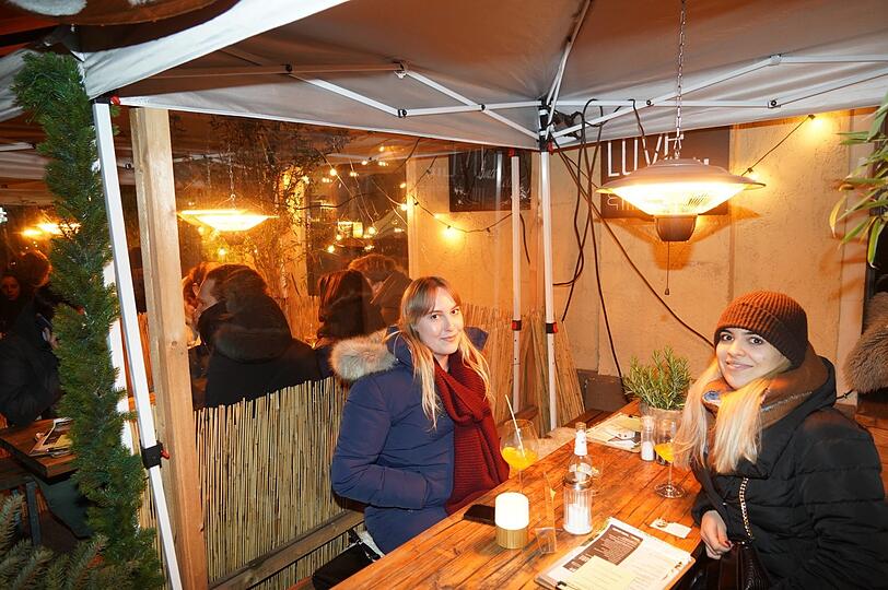 Türkenstraße bei Nacht. Nicole (l.) und Nina lassen vor dem Zeitgeist den Abend mit Mango-Spritz ausklingen. Null Grad? Merkt man gar nicht unterm Heizstrahler.